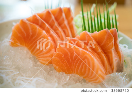Raw salmon slice or salmon sashimi  38668720