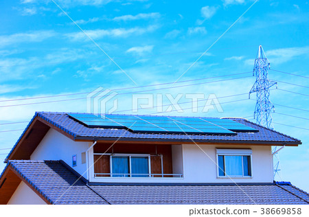 Eco房子和藍天和輸電塔 38669858