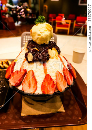 Strawberry Bingsu Korean shaved ice dessert 38670097