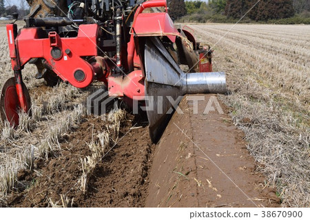 Tractor lacquering work Tractor lacquering work 38670900