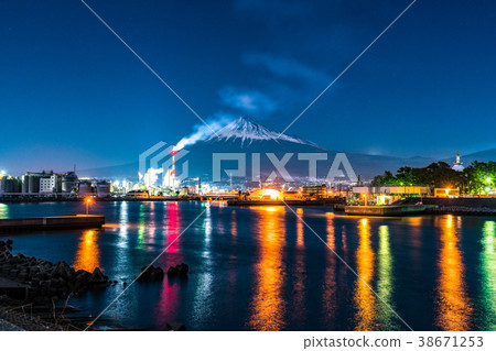 <<Shizuoka Prefecture>> Night view of Tagonoura overlooking Mt. Fuji 38671253