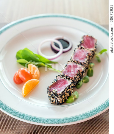 Seared tuna salad 38672922