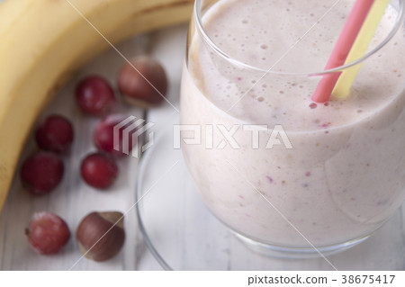 Smoothies with a banana, frozen gooseberry   38675417