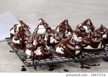 Meringue for chocolate 38675728