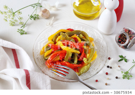 Vegetable salad with olive oil 38675934