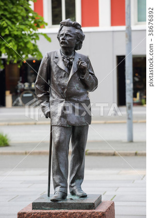 Sculpture of Edvard Grieg 38676892