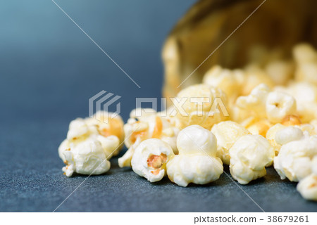 Caramel popcorn, close up 38679261