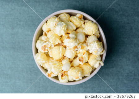 Caramel popcorn in a bowl 38679262