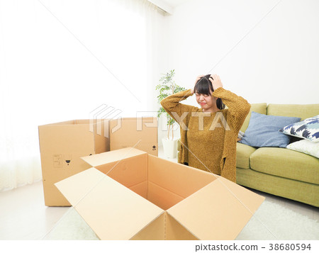移動準備困擾的婦女 移動準備困擾的婦女 38680594