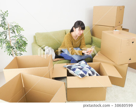 準備移動的婦女,當吃甜點時 準備移動的婦女,當吃甜點時 38680599