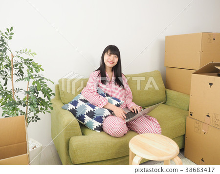 使用PC的婦女在睡衣 使用PC的婦女在睡衣 38683417