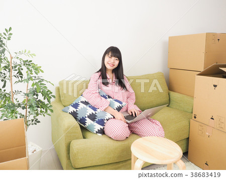 使用PC的婦女在睡衣 38683419