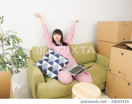 使用PC的婦女在睡衣 使用PC的婦女在睡衣 38683420