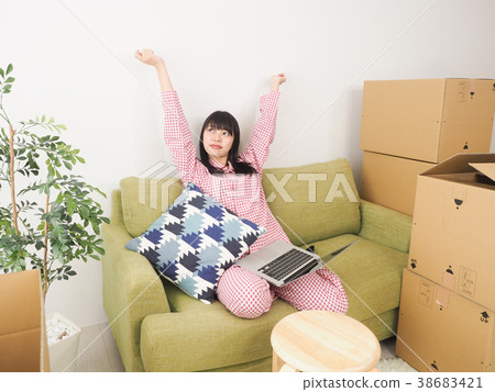 使用PC的婦女在睡衣 使用PC的婦女在睡衣 38683421