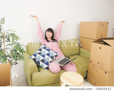 使用PC的婦女在睡衣 使用PC的婦女在睡衣 38683422