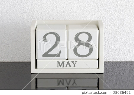 White block calendar present date 28 and month May 38686491