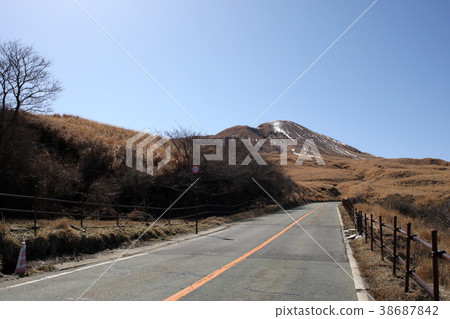 從阿蘇全景線（縣道111號公路）的阿蘇山景觀 38687842