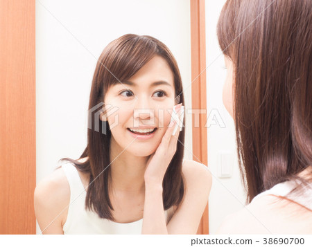 在手中看有棉花的婦女一個鏡子 在手中看有棉花的婦女一個鏡子 38690700