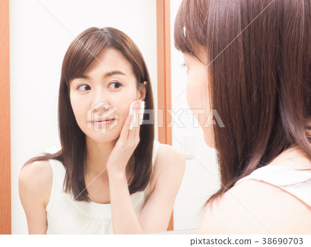在手中看有棉花的婦女一個鏡子 在手中看有棉花的婦女一個鏡子 38690703