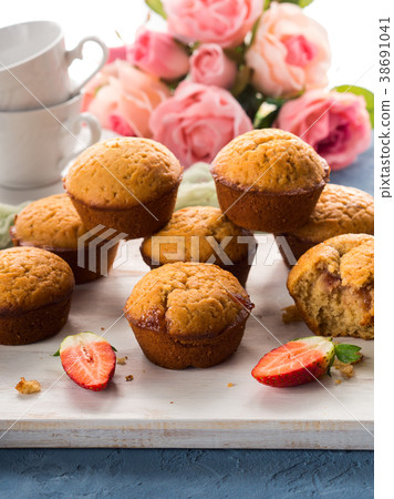 Muffins with strawberry jam 38691041