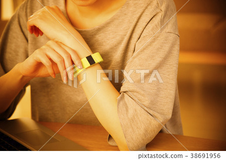 Woman night lifestyle casual 38691956