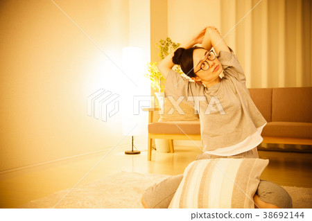 Woman night lifestyle casual 38692144