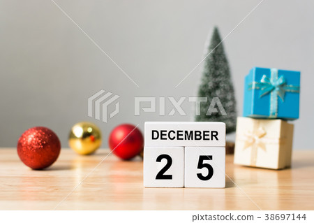 Wooden block calendar 25th December 38697144