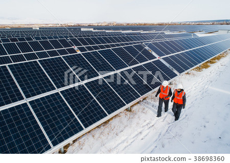 solar power station worker 38698360