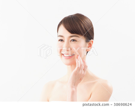 Smiling woman with her hand on face (beauty) 38698624