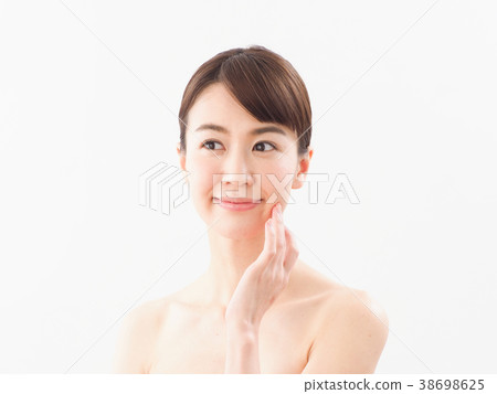Smiling woman with her hand on face (beauty) 38698625