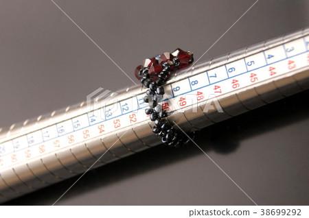 尺寸表和施華洛世奇戒指(假) 尺寸表和施華洛世奇戒指(假) 38699292