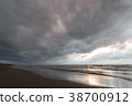 初冬的日本海覆蓋著天空，厚厚的雲層很可能會開始下雨 38700912