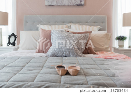 classic bedroom style with set of pillows 38705484