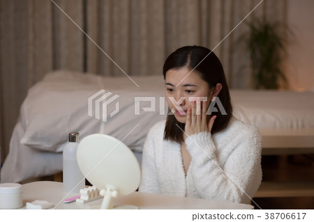 夜間護理年輕女子 夜間護理年輕女子 38706617