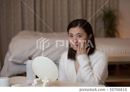 夜間護理年輕女子 38706618