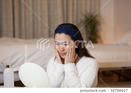 Night care young woman 38706627