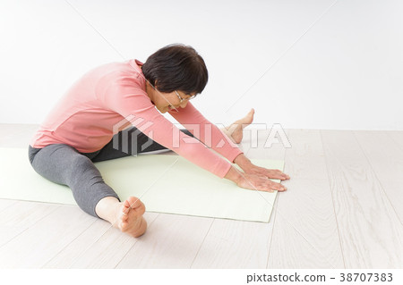 做瑜伽的資深婦女 做瑜伽的資深婦女 38707383