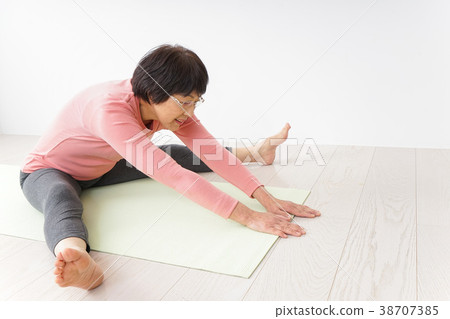 做瑜伽的資深婦女 做瑜伽的資深婦女 38707385