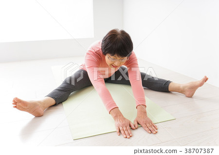做瑜伽的資深婦女 做瑜伽的資深婦女 38707387