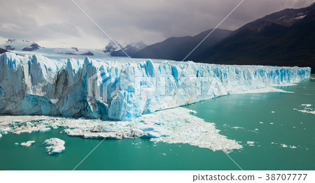 Glacier Perito Moreno, southeast of Argentina Glacier Perito Moreno, southeast of Argentina 38707777