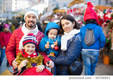 Parents with kids choosing X-mas decorations in market 38708801