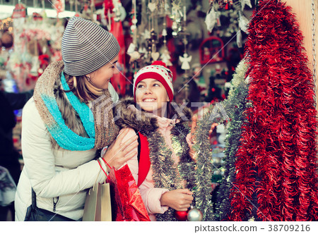 Ordinary woman with small daughter in market 38709216