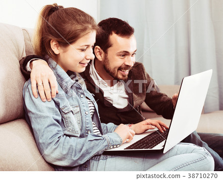 Father and daughter booking hotel online 38710270