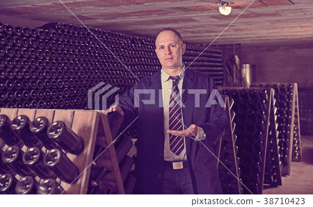 Winemaker giving tour around winery 38710423