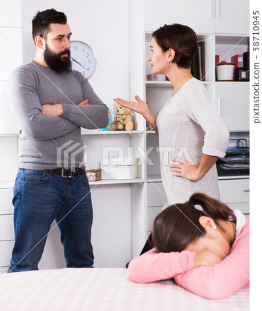Parents arguing at home 38710945