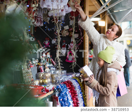 Mother with daughter in market 38710953