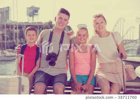 Young parents with kids travelling together 38711700