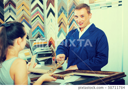 seller talking to customer seller talking to customer 38711784