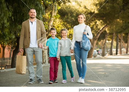 Parents with children in the city. 38712095