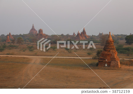 Landscape of Bagan / (Myanmar) Landscape of Bagan / (Myanmar) 38712159